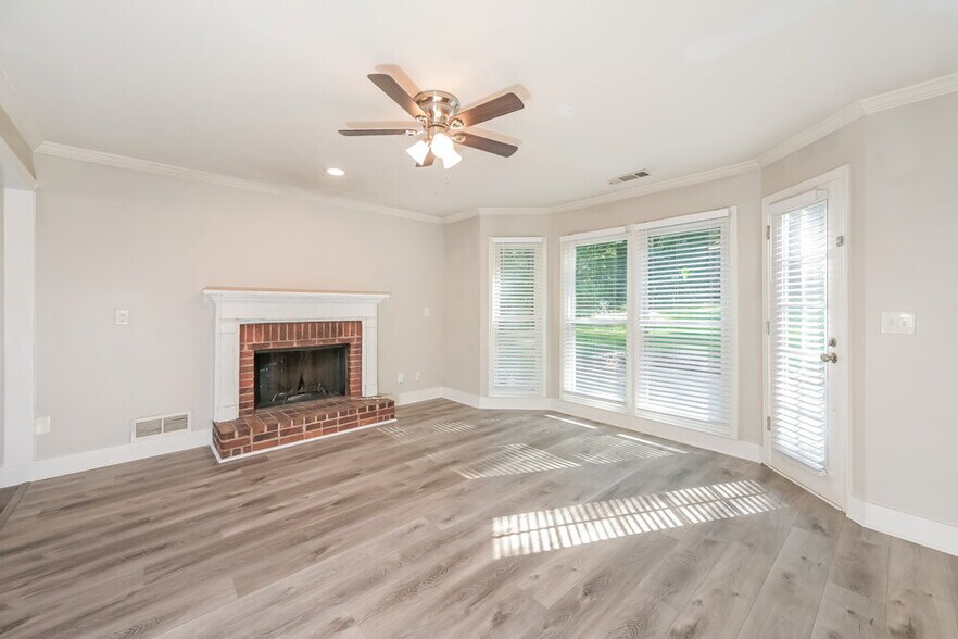 Building Photo - 2570 Broadmoor Ct