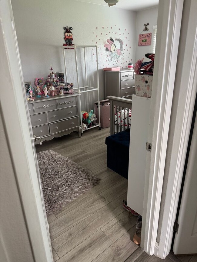 Building Photo - Spacious 3 Bedroom 2 Bath with a Den and Fireplace!