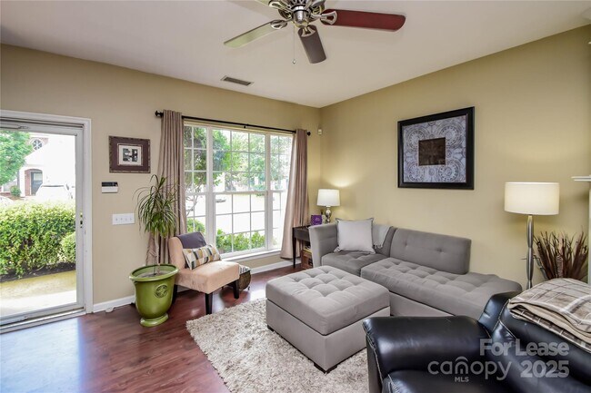 Building Photo - 2121 Kaybird Ln