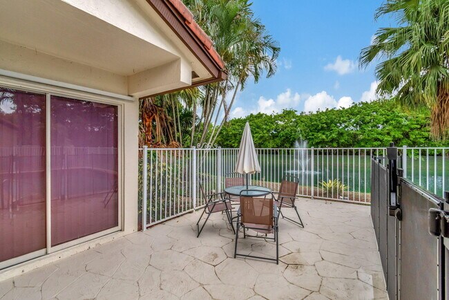 Building Photo - 7883 Villa Nova Dr N