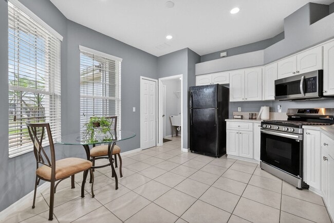 Building Photo - 27150 Nostalgia Dr