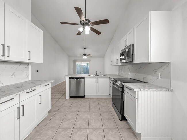 Building Photo - Move-In Ready 3 Bed | 2 Bath Home in Prime Tampa Location