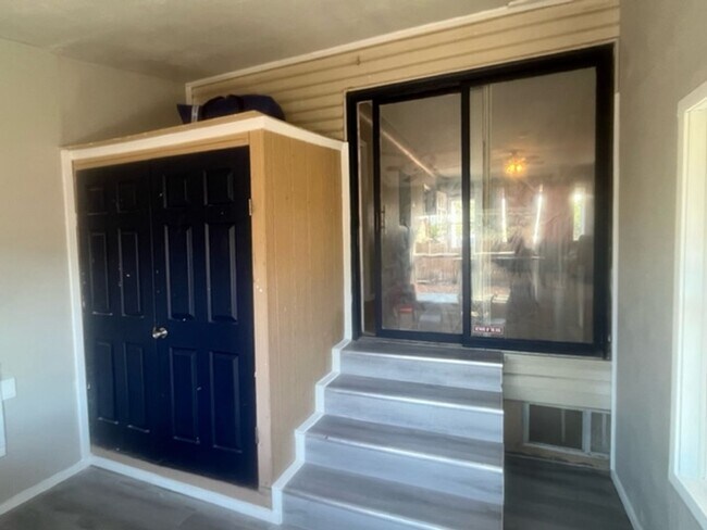 Building Photo - $0 DEPOSIT OPTION. 3BED/1BATH WITH ONE CAR...