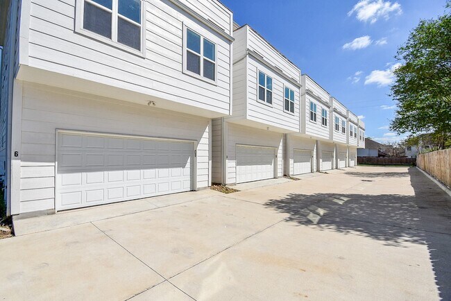 Building Photo - 15000 S Richmond Ave