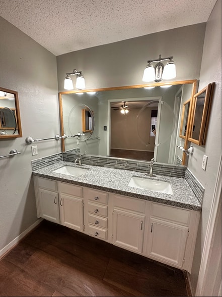 Building Photo - 3023 Mosby Dr