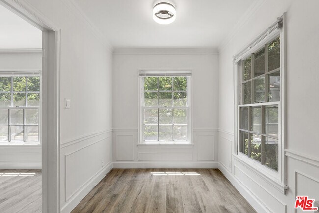 Building Photo - 308 S Reeves Dr