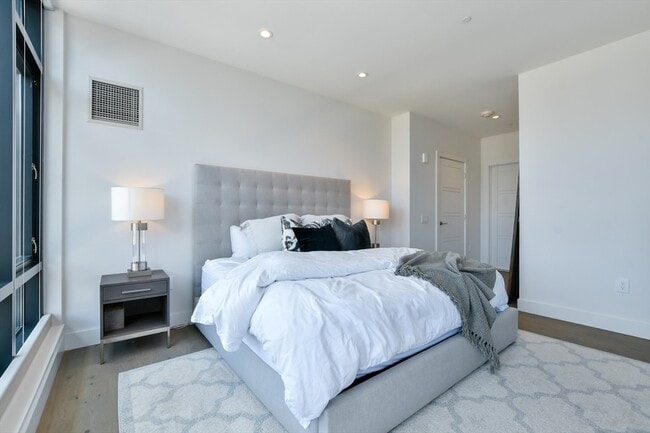 Building Photo - 40 Traveler St