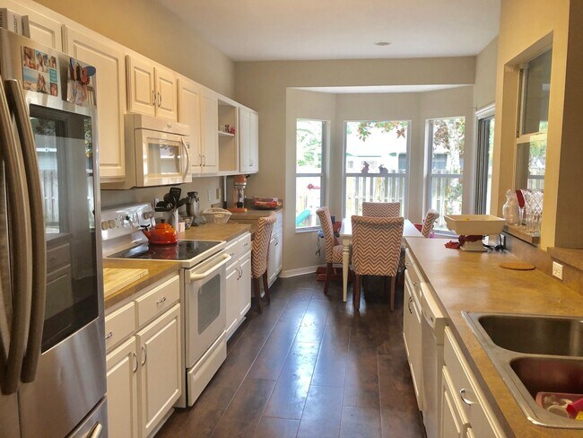 Building Photo - 4BR/2BA in Sorrento with large, fenced-in ...