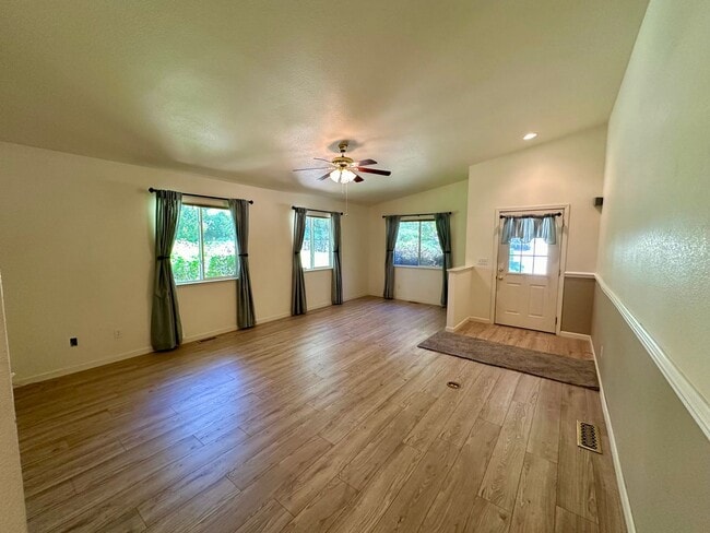 Building Photo - Adorable 3 Bedroom 2 Bathroom Home Just Minutes to Downtown Grass Valley