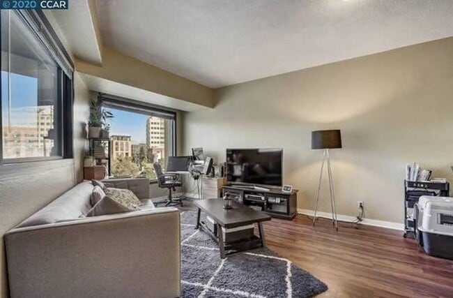 Building Photo - Unfurnished Move-In ready 1 Bedroom/ 1 Bat...