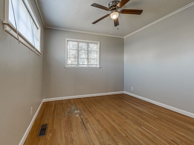 Building Photo - Move in special / First months rent is $800