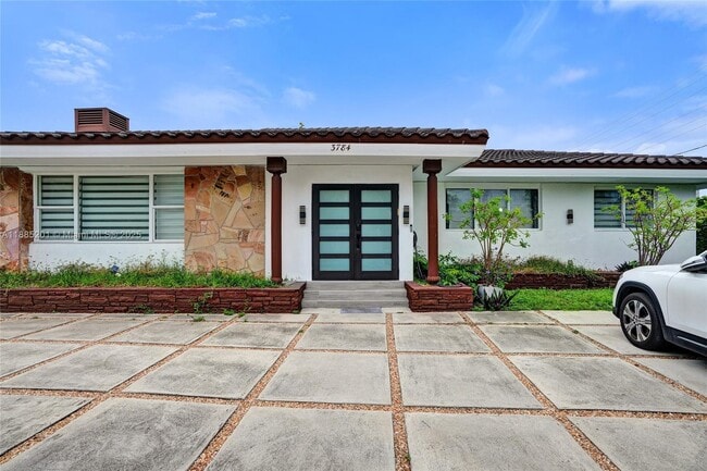 Primary Photo - 3784 Sheridan Ave