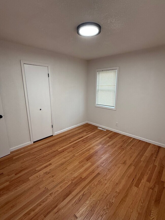 Building Photo - Newly remodeled 3 bedrooms and 2 full baths home located in Independence, MO