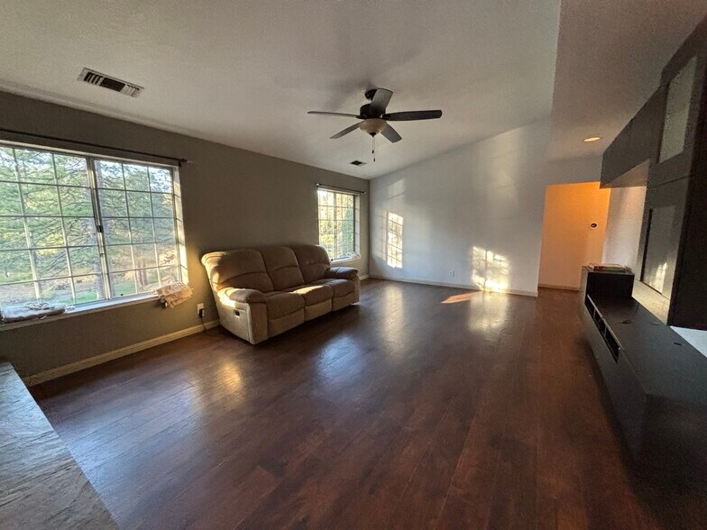 Building Photo - 3181 Hanson Hollow Rd