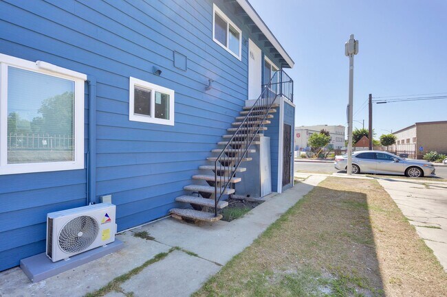 Building Photo - 1431 Alamitos Ave