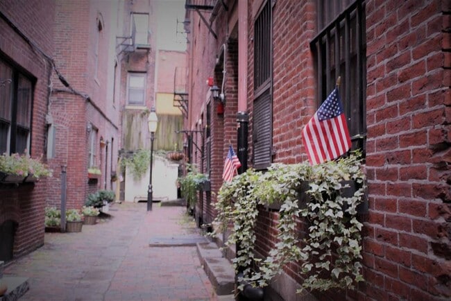 Building Photo - Check out this 2 bed in Beacon Hill