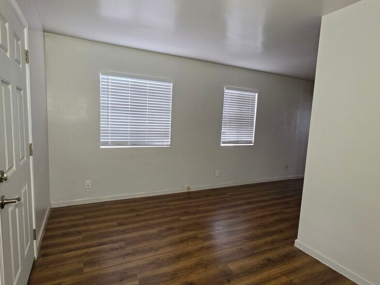 Building Photo - 487 S Sadler Ave