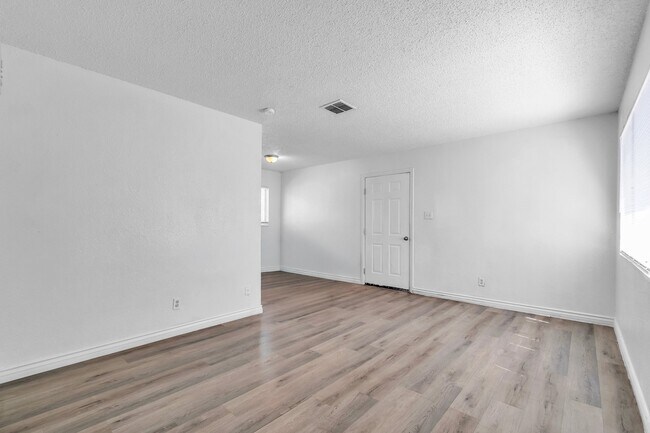 Building Photo - 2508 E Mesquite Ave