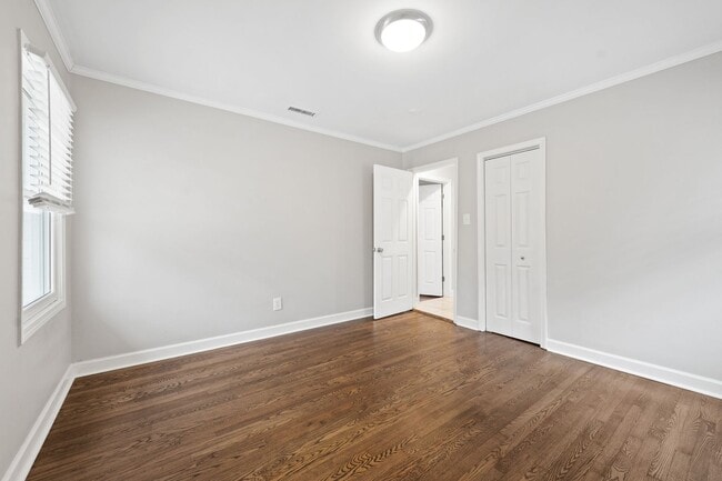 Building Photo - Renovated 2 bed/1 bath duplex minutes from downtown!