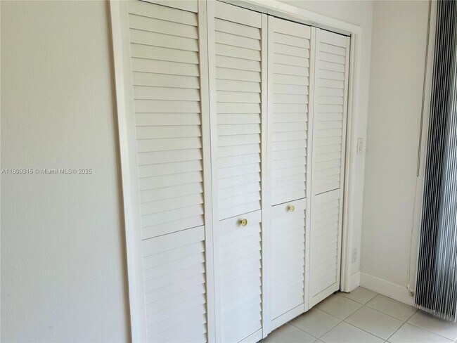 Building Photo - 2701 S Palm Aire Dr