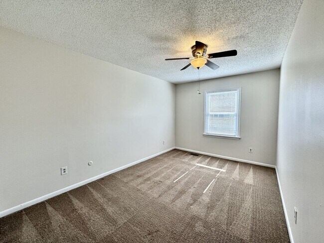 Building Photo - 3-Bedroom Townhome READY NOW!! Fresh Paint...