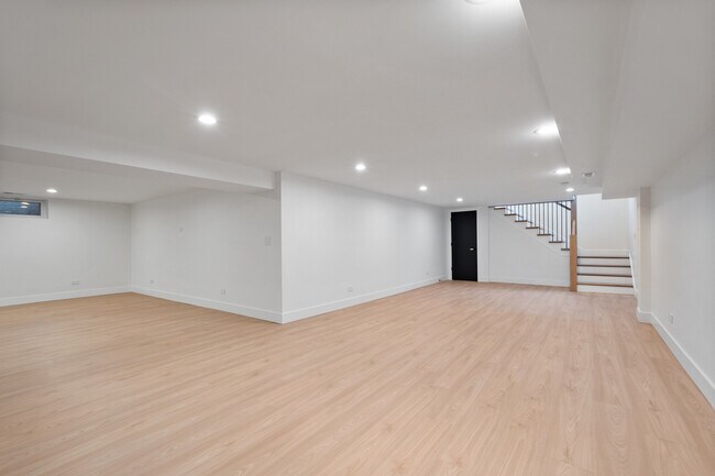 Building Photo - 6600 N Kenton Ave