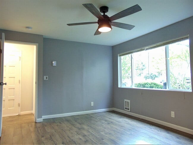 Building Photo - Spacious Condo Available Now in Great Loca...