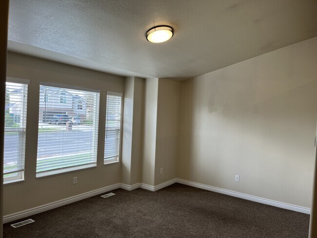 Building Photo - 262 1660 W