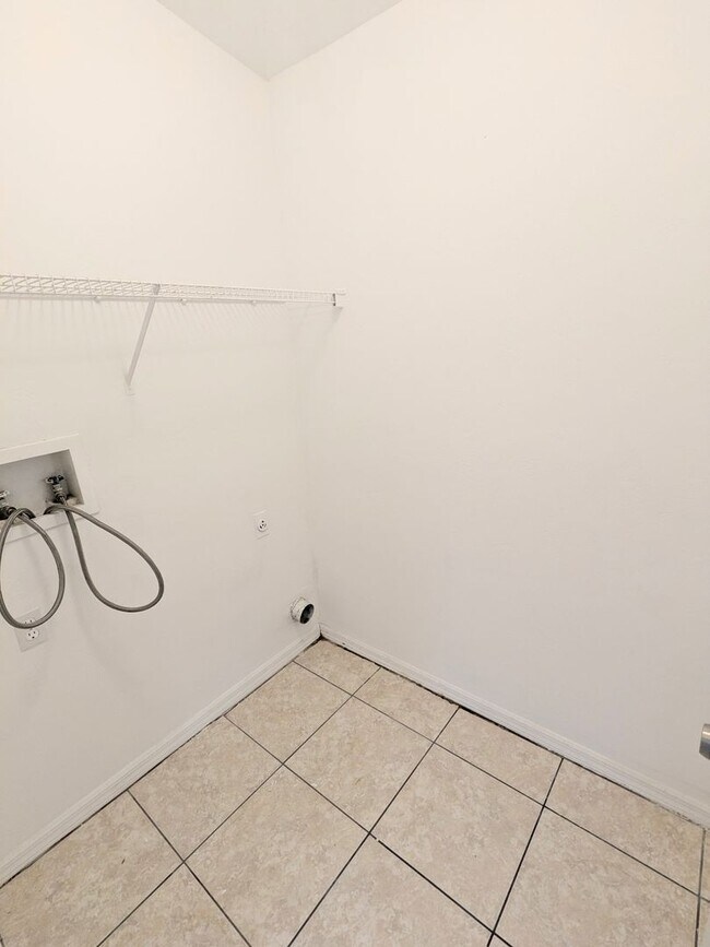 Building Photo - Welcome to Your Next Home in Port Orange!