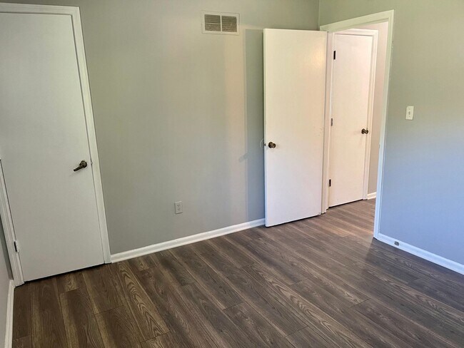 Building Photo - Fresh & Updated 1/2 Duplex
