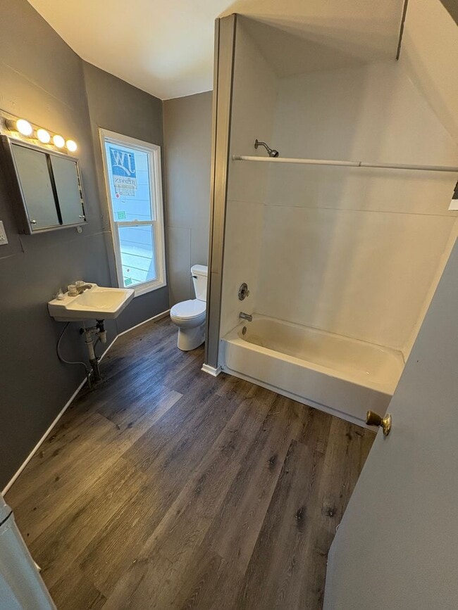 Building Photo - 626 W 2nd Unit 2 - 1 Bedroom 1 Bathroom
