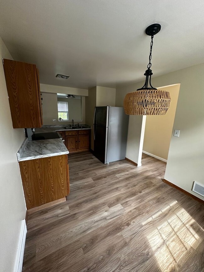 Building Photo - Charming 2 Bedroom Townhouse Available Now...