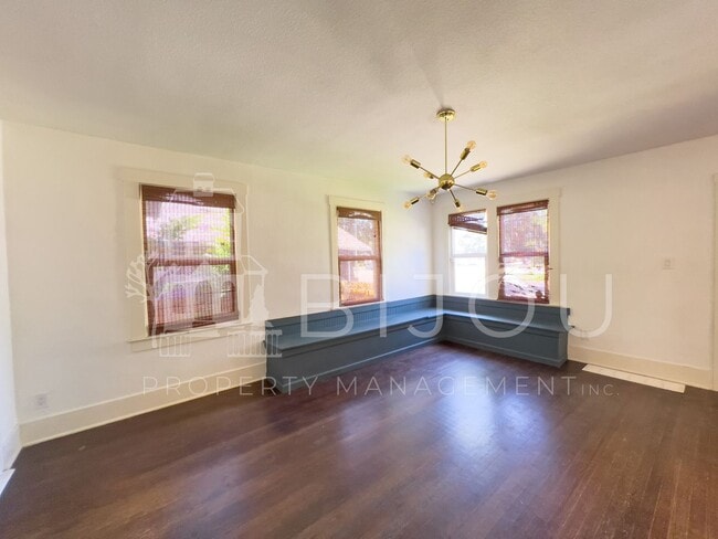 Building Photo - Downtown Bungalow with Large backyard