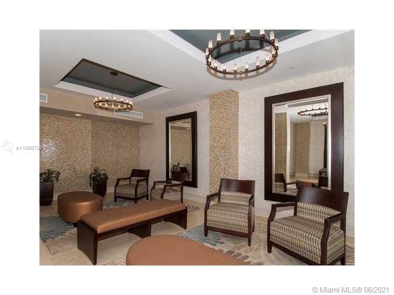 Building Photo - 1420 Brickell Bay Dr