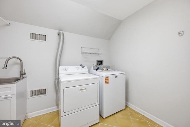 Building Photo - 2009 Gervais Dr