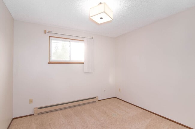 Building Photo - **Available July** 3 Bed, 2 bath property centrally located in Spokane Valley