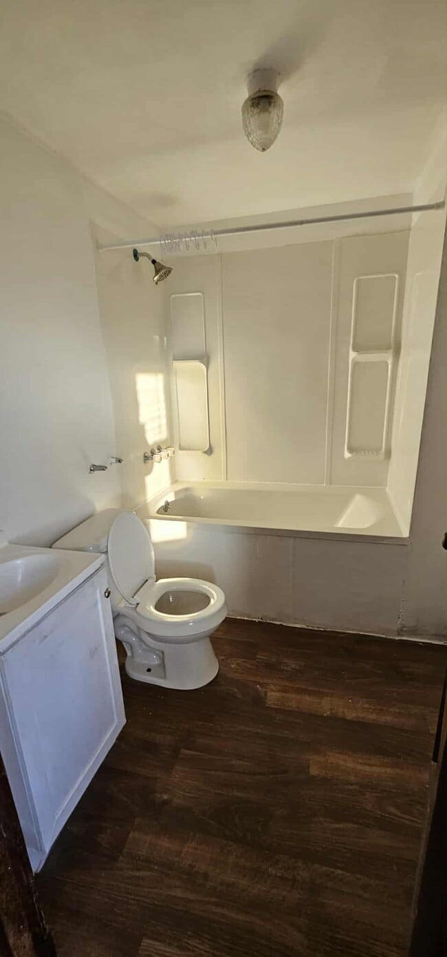 Building Photo - 2011 Monroe St