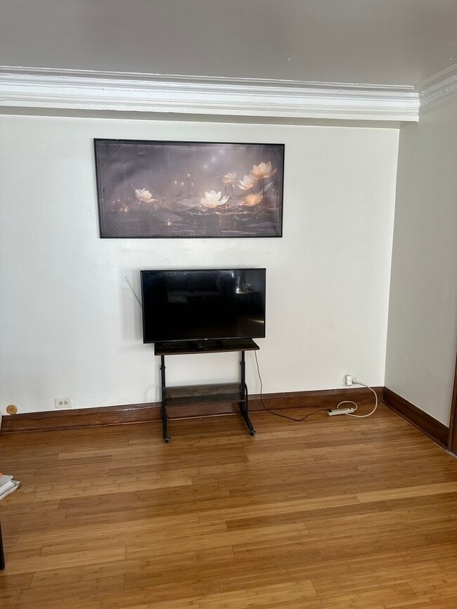 Building Photo - 5480 S Cornell Ave