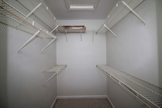 Building Photo - Maintenance free 2 bed and 2 bath condo in award winning golf course community of Kiln Creek