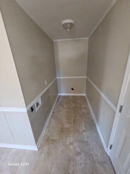 Building Photo - 13 Acme St