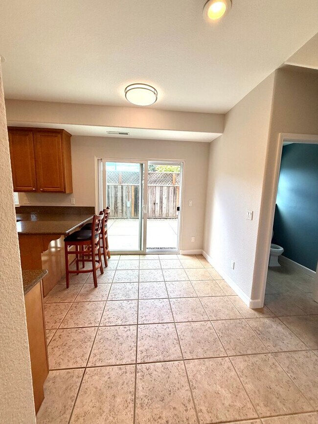 Building Photo - Beautifully Maintained 3Bd/2.5Ba Near Capitola Mall!