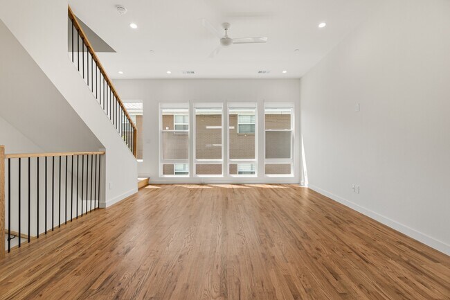 Building Photo - 3 bedroom Lakewood Townhome Walking Distance to Whole Foods and all of your favorites!