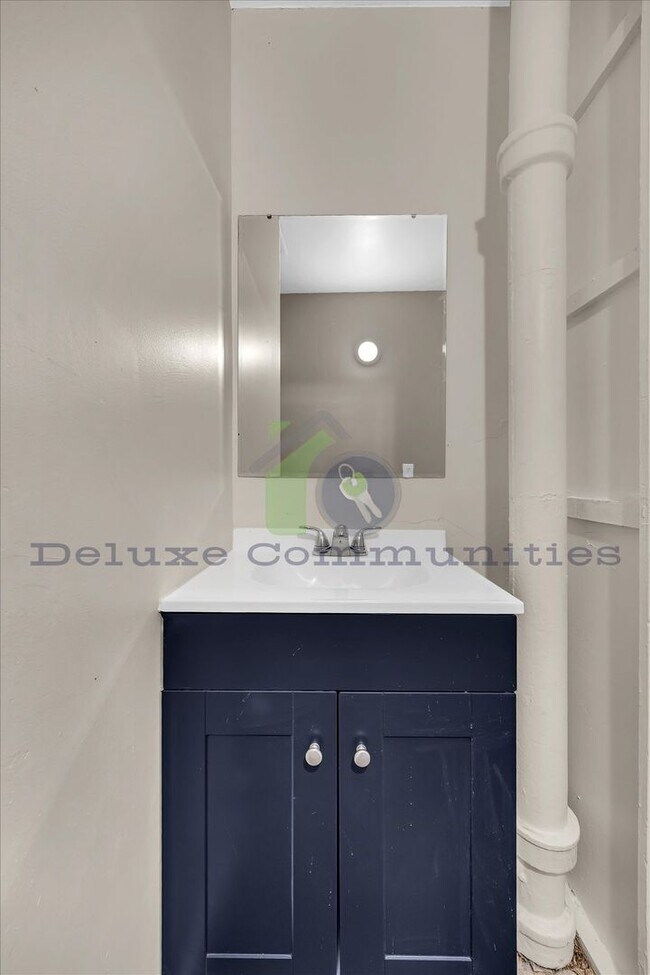 Building Photo - Spacious 4 Bedroom- Whole Home!