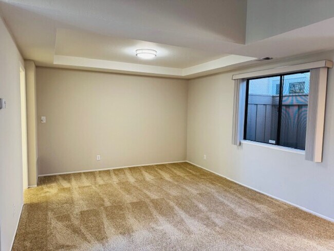 Building Photo - Wonderful, single level townhome w/attached garage available for move-in now!
