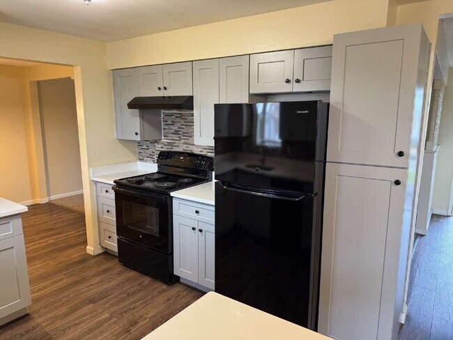 Building Photo - AVAILABLE IMMEDIATELY! Five bedroom house ...