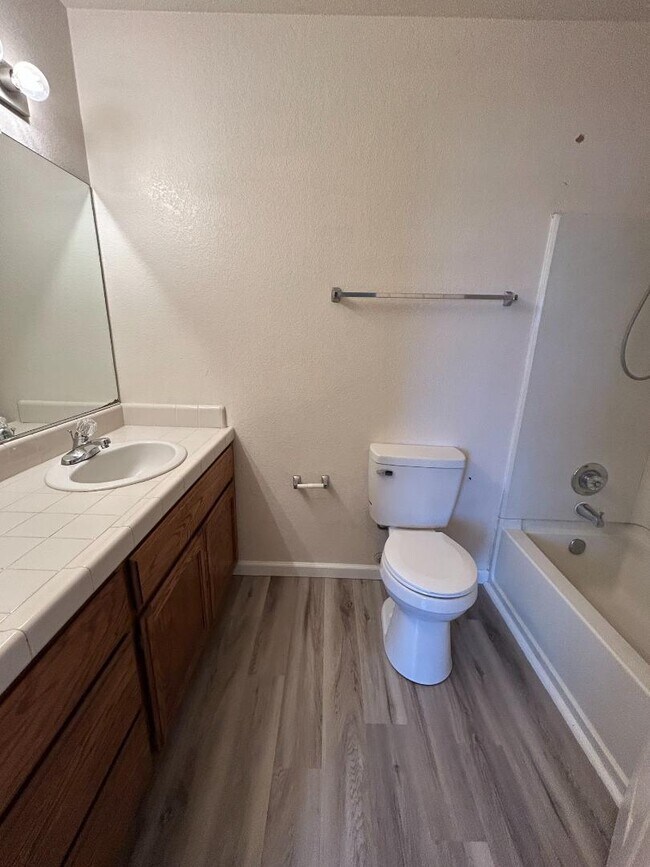 Building Photo - 2250 Scarborough Dr