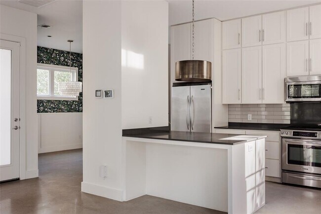 Building Photo - 708 Cardinal Ln