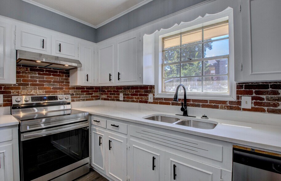 New Electric Range and Stove - 11315 Ethan Allen Dr