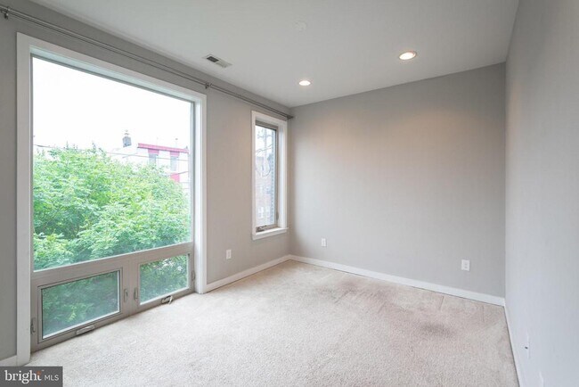 Building Photo - 2027 E Huntingdon St