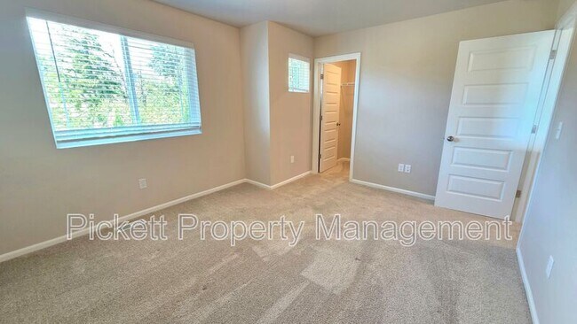 Building Photo - 1032 Baker Hts Lp